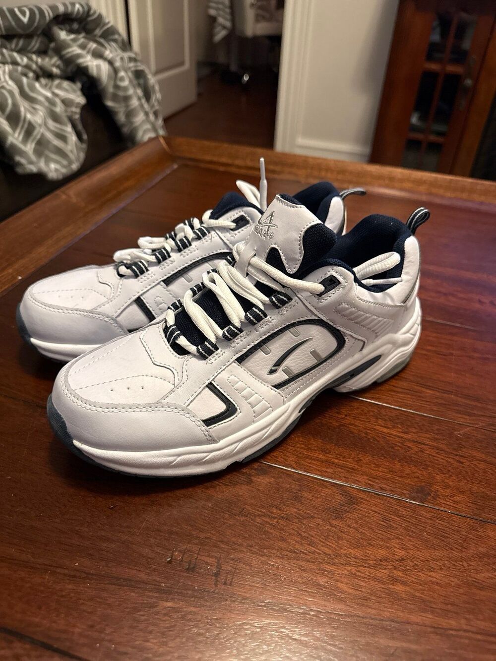 LA Gear Adventure LA11CO48A-3 WHT/NVY Size 8  Men’s Athletic Shoes